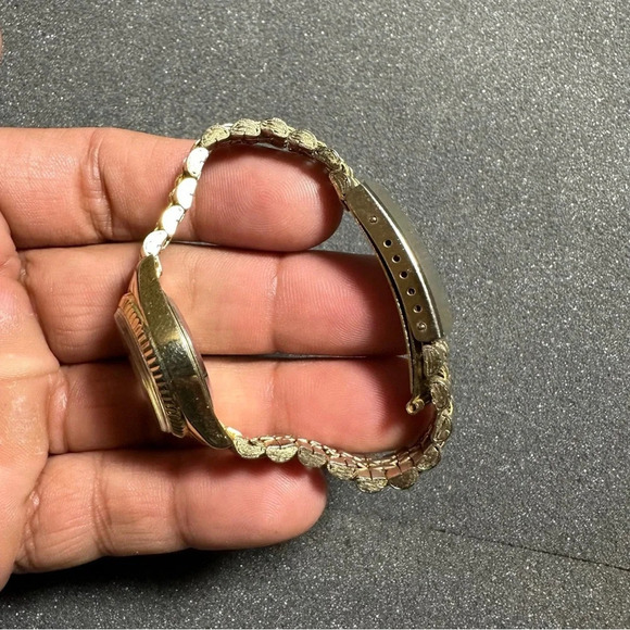 Ladies pearl diamond quartz watch gold tone gold dial working new battery - Picture 7 of 9